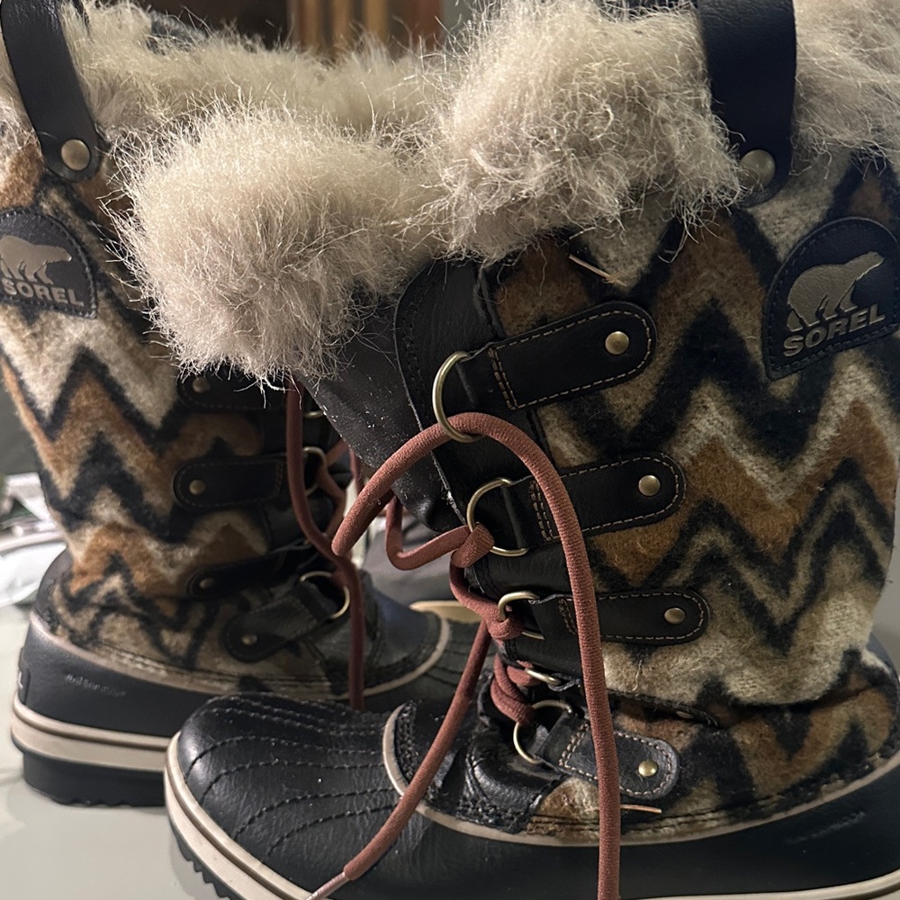 Sorel women’s size 9 Black and Tan Zigzag Snow Boots